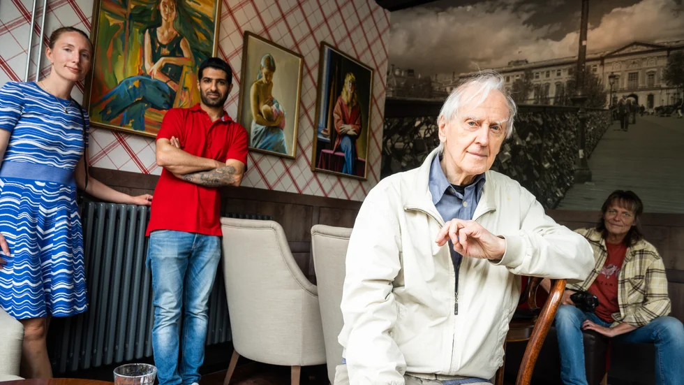 Hilda Liljestrand, Per Svensson och Morteza Ghaffari supportrar Mats Risbergs utställning.