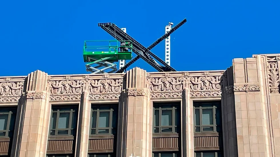Ett gigantiskt X har ersatt den blå Twitterfågel-skylten på taket av företagets huvudkontor i San Francisco.