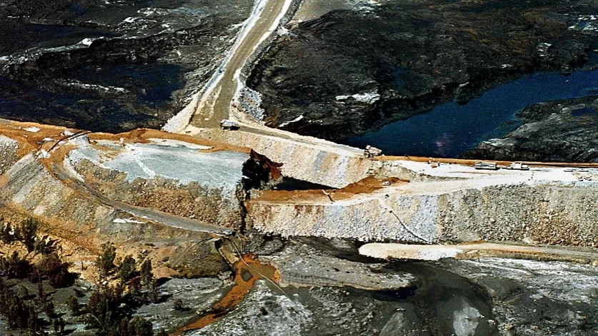 Här håller dammen som brast på att lagas vid ett besök som Norran gjorde på platsen i Spanien 1998.