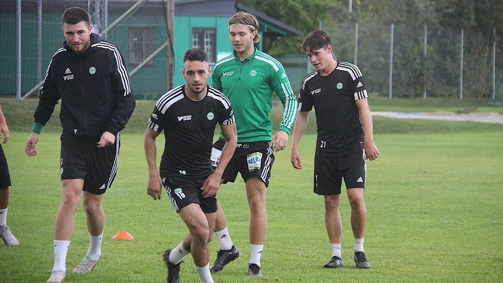 Marcus Ytter, Mohammed Ibrahim, Sebastian Brolin och Filip Sandsten, fyra spelare från årets A-trupp i ESK under en träning på Enavallens C-plan i somras. Sandsten är den i kvartetten som, enligt klubben, just nu är klar även för 2024. Finns alla med laget tillbaka i tvåan?