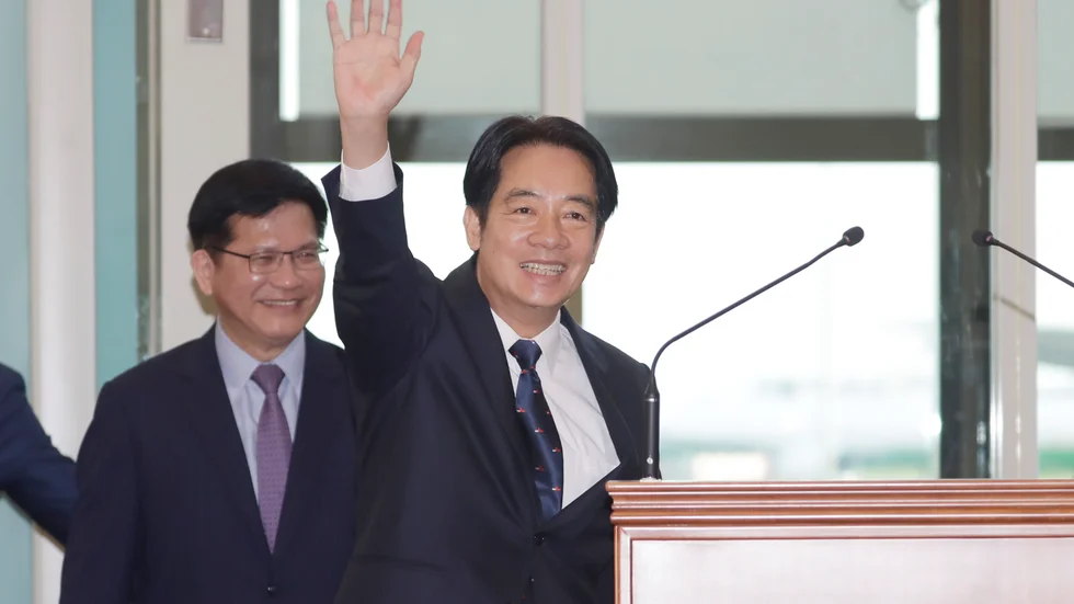 Taiwans vicepresident William Lai vinkar till medierna inför resan till Paraguay, som går via USA.