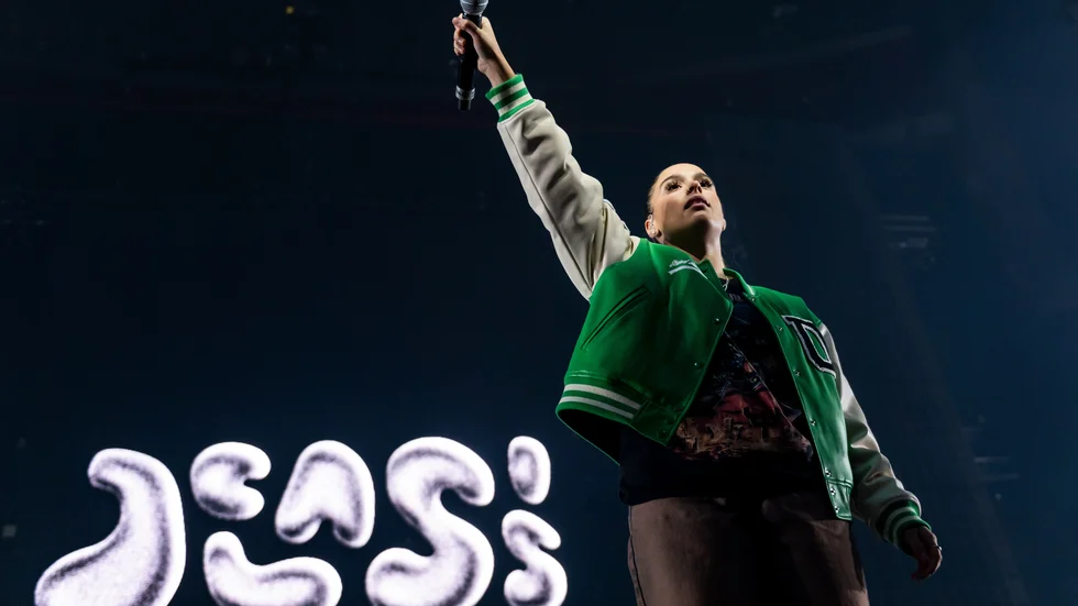 Jelassi har uppträtt som förband till Zara Larsson på Avicii Arena (Globen).