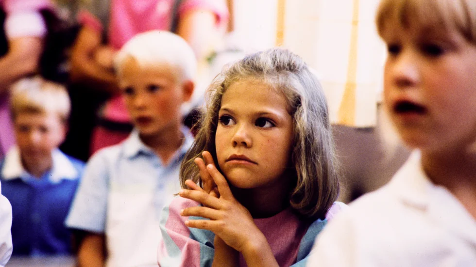 STOCKHOLM 1984-08-21
Kronprinsessan Victoria (mitten) sitter vid skolbänken bland sina klasskamrater på sin första skoldag i Smedslättsskolan i Bromma strax norr om Stockholm 21:a augusti 1984.