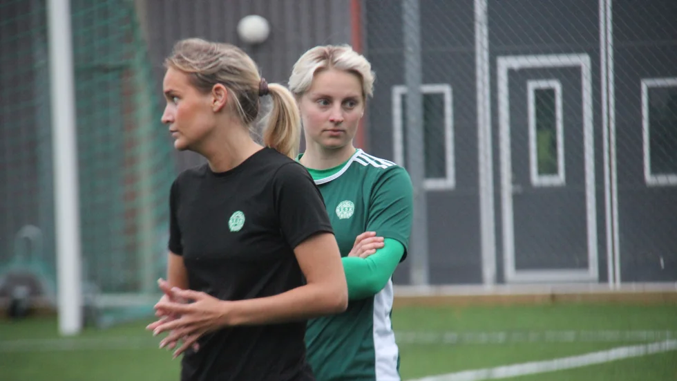 Riki Isaksson var nästan borta ett helt år på grund av covid, men glädjen och energin med fotbollen i ESK har hjälpt henne tillbaka. 