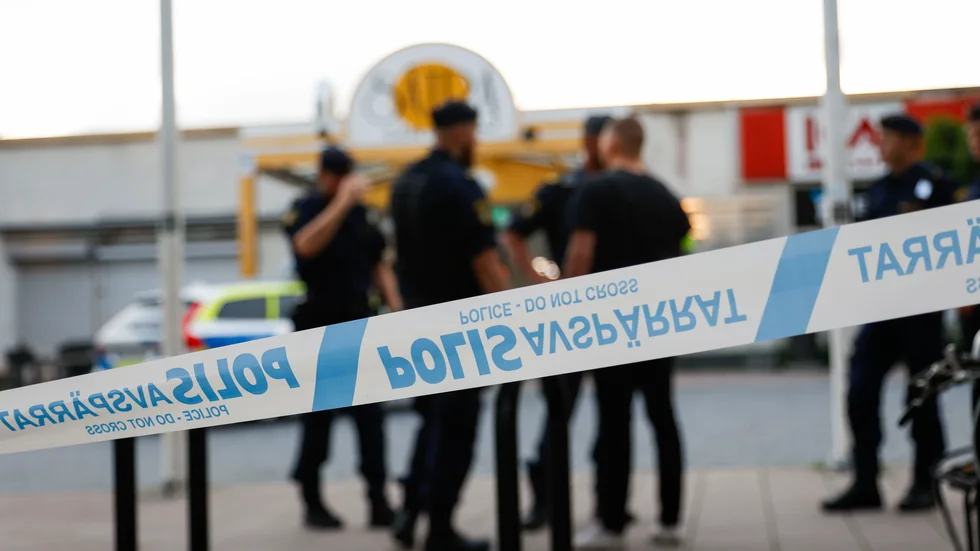 Polis på plats i Sätra i sydvästra Stockholm där en man i 20-årsåldern sköts till döds på måndagskvällen.
