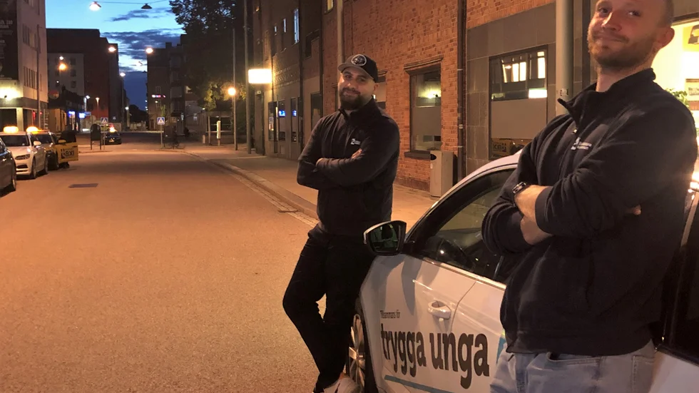 Rebin Youssef och Lukas Eriksson Ljungblom är medlemmar i Eskilstuna Kommuns trygghetsteam. De är nöjda med fredagens runda.