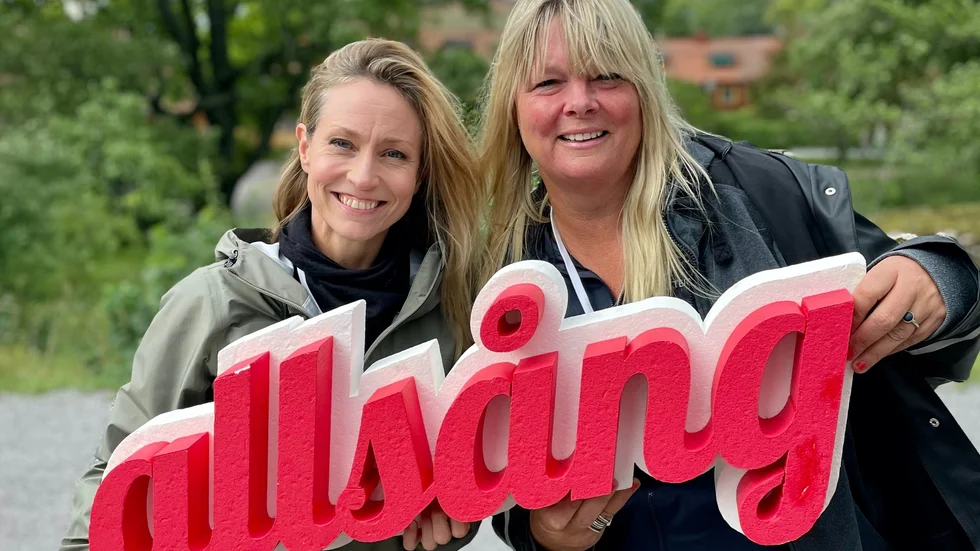 Att just Annika Granlund Jonsson och Britta Bergström körar på ”Allsång på Skansen” är ingen slump. De är tillsammans landets mest anlitade körsångerskor. Båda utstrålar vänlighet, värme och en glädje som smittar av sig.