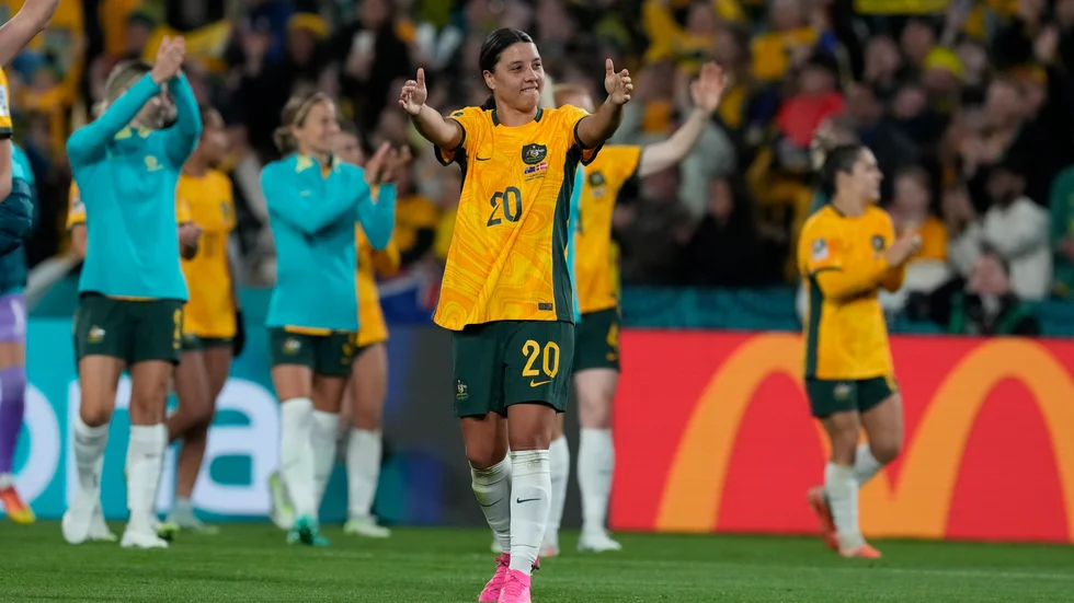 Sam Kerr applåderar hemmapubliken efter segern mot Danmark senast.