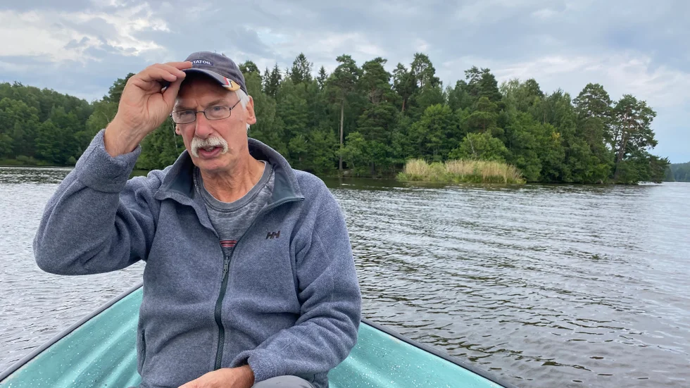 Erik Eriksson håller i kräftfisket åt Åkers fiskes räkning. Han berättar att han försökt måtta ut de tio passen så att de ska bli så rättvisa som möjligt när det kommer till fiskemöjligheterna.