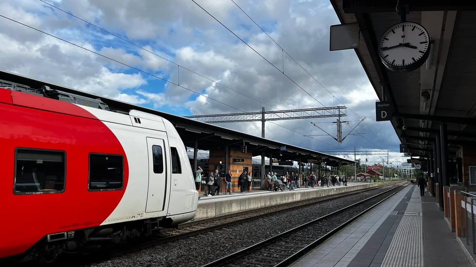 Fjärrtåg försenas av elfel.