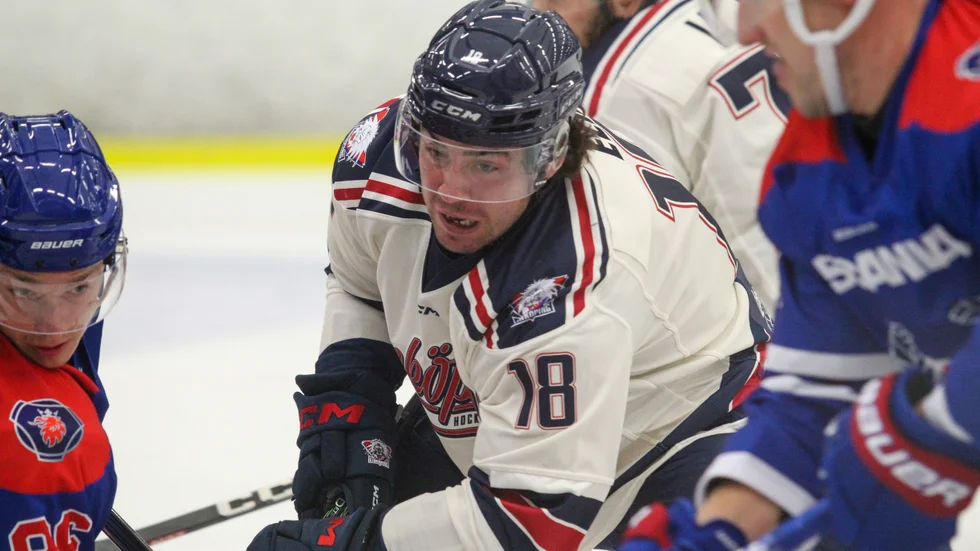 Kanadensiske centern Remi Elie gjorde debut i LHC, men tvingades utgå med misstänkt skada i andra perioden.