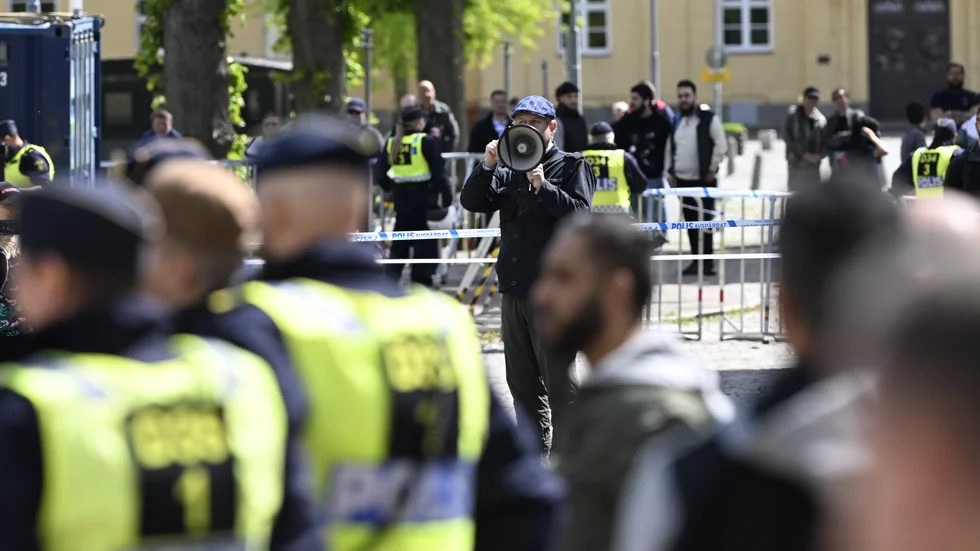 Vad kostar flera hundra poliser vid koranbränningarna, frågar sig insändarskribenten.