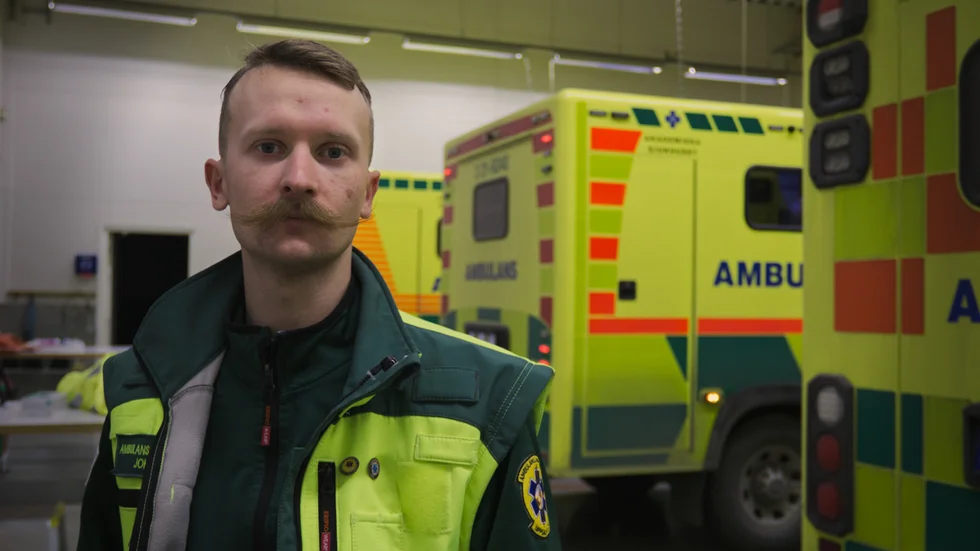 Nya regler gav nya arbetstider. Nu har Johan Löf valt att säga upp sig från ambulansen i Enköping.