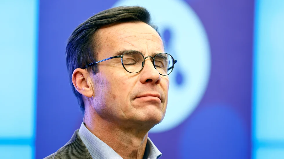 Ulf Kristersson (M) bode ha huvudvärk som försöker hålla så många motstridiga tankar i huvudet samtidigt, enligt krönikören.