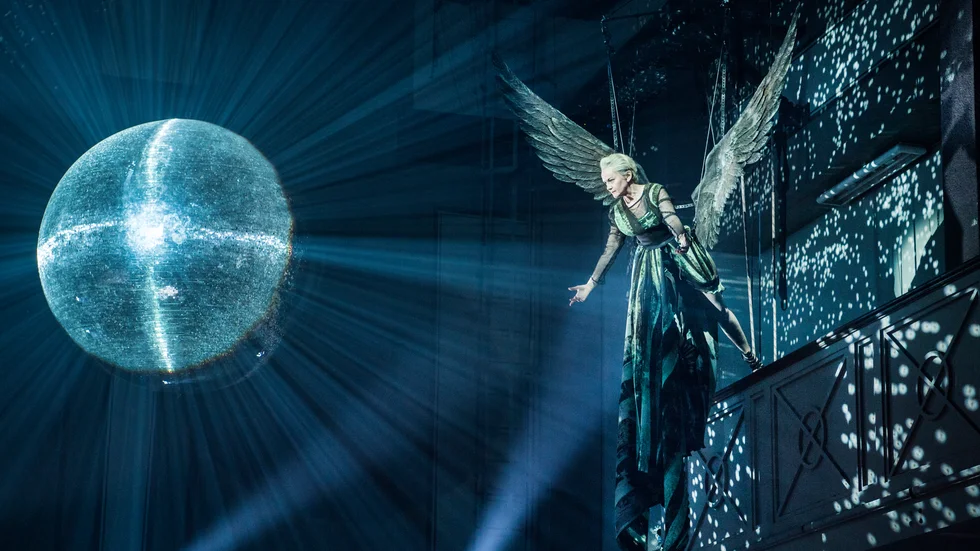 Ni riktiga, vita änglar, var finns ni egentligen? Kring de stridande vid Ukrainas front mot Ryssland? Hos tortyrens och förtryckens offer i Irans fängelser? skriver Anna Lövheim. 
Bilden är från pjäsen "Angels in America" som sattes upp på Dramaten, Elverket för några år sedan.
