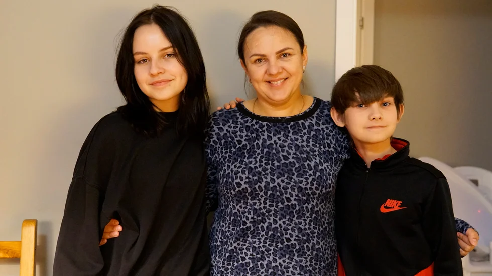 Ludmila Tsumerova och hennes dotter Margarita, 14, och son Yegor, 12, firar julen tillsammans i år den 25 december. Av Andreaskyrkans Ukrainahjälp har de fått en kasse svensk julmat.