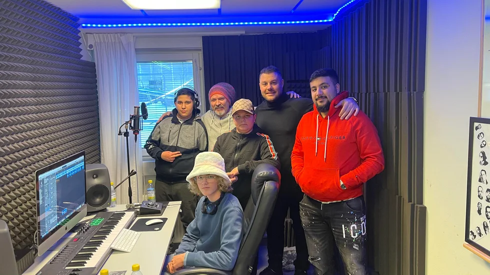 I musikstudion på Allaktivitetshuset har ungdomsledarna och ungdomarna ett tätt samarbete när musiken skapas. På bilden: Hasan Hadid, Peter Ekengren, Liam Tornlund, Rabih Jaber, Ali Mohammed Abo-Hadma och Morgan Cernvall (sittandes). 
