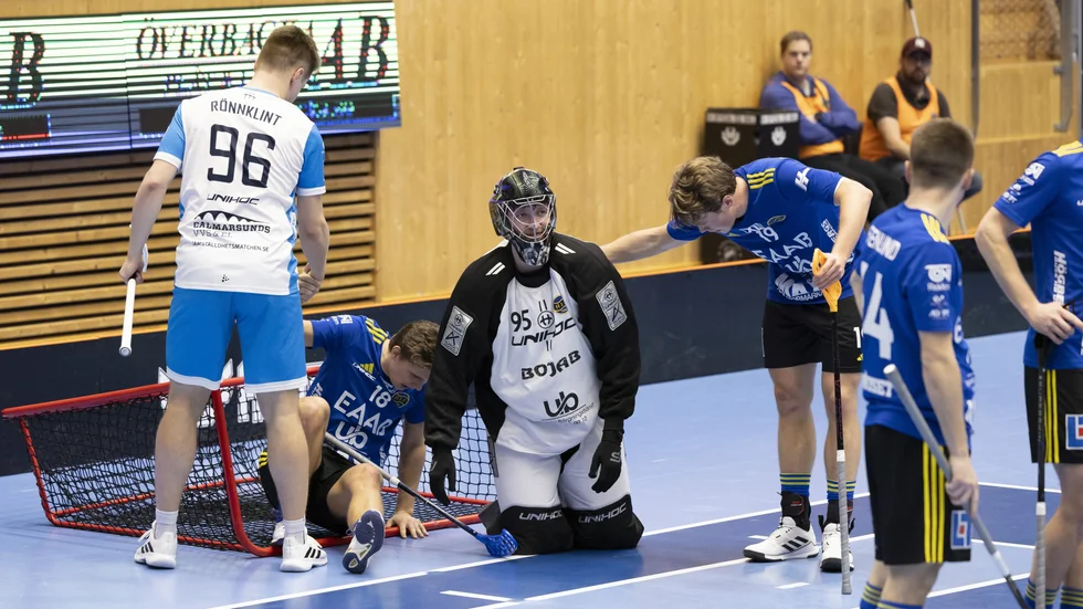 Lagkaptenen Adam Nilbrink kollar läget på sin målvakt Hampus Bodin efter en tuff situation. Bodin var matchens lirare i IFU Arena.