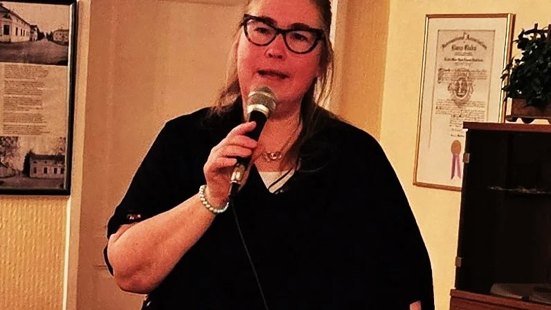 Majblommeföreningens representant Viktoria Lundmark.