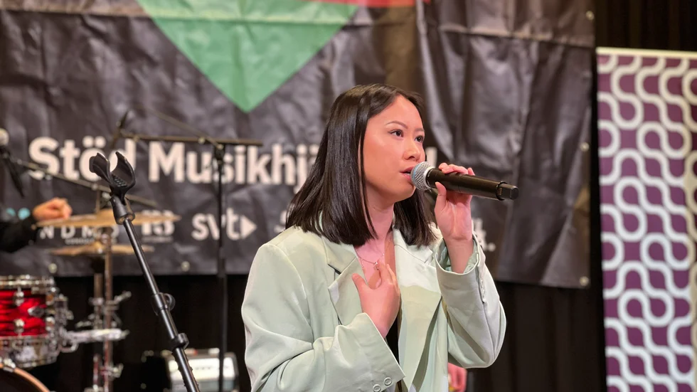 När Norran besöker eventet under söndagen är det Angelica Lindberg med sitt band som står på scenen.