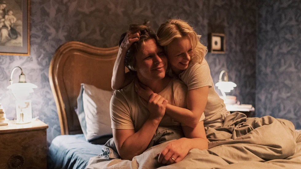 Riksdagskvinnan Juulia (Alma Pöysti) och maken Matias (Eero Milonoff) testar efter en otrohetsaffär på att leva i ett öppet förhållande.