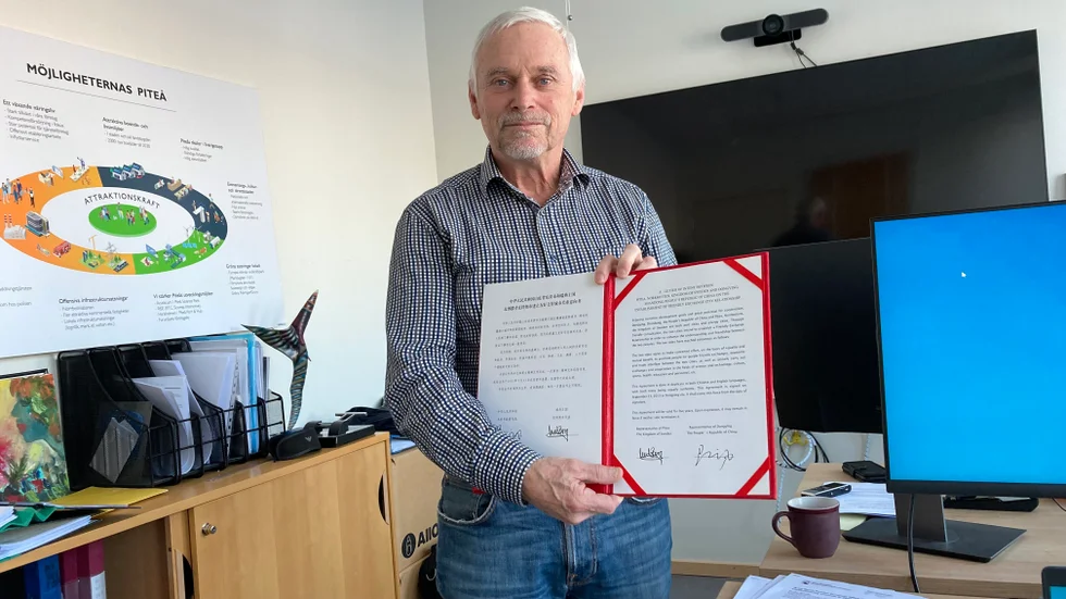 Göran Dahlén visar upp samarbetsavtalet som representanter för Piteå kommun skrev under vid en resa till Dongyiang i september 2013.