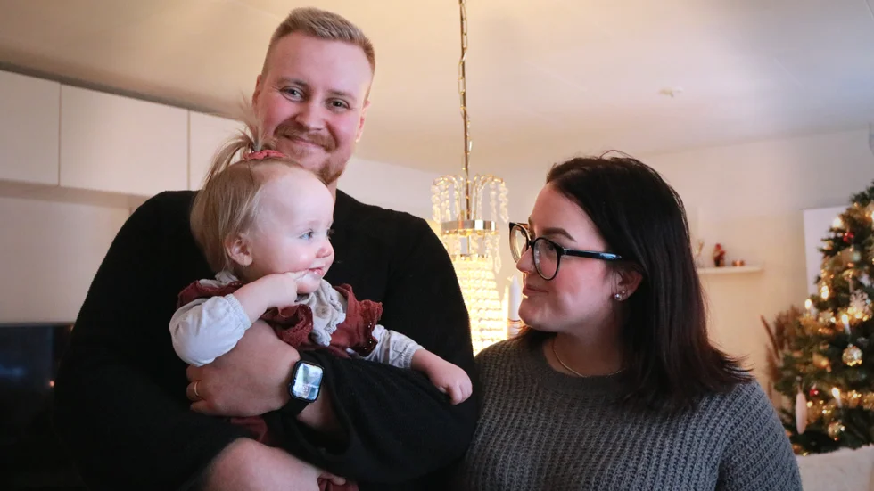 Petra Stavem, 24, och Axel Engström, 30, i Strängnäs är lättade över att äntligen få lite julledigt tillsammans med barnen Alba, 1, och Bonnie, 3.