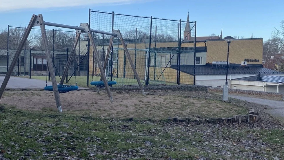 På Alléskolan går elever från årskurs 4 till 9. "De som kommer till Alléskolan i fyran blir stora för fort. De vågar inte leka. De känner sig otrygga", säger Joel Edoff (KD). Bilden togs under en lunchrast. Dessa gungor var oanvända, men det fanns elever på andra lekytor på skolan.