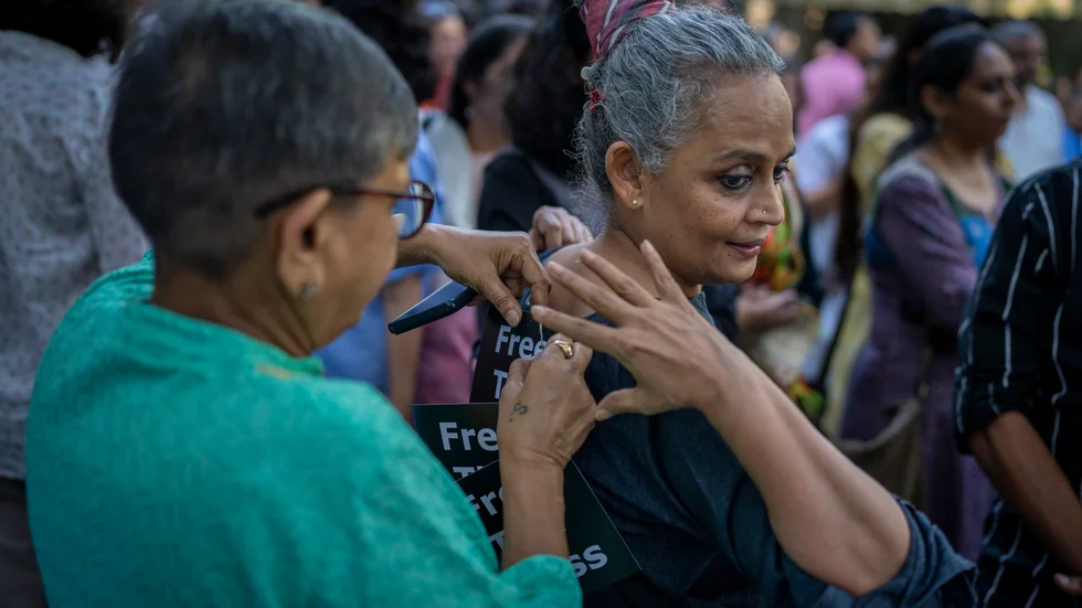 Arundhati Roy (till höger) deltog nyligen i en manifestation för fri press i New Delhi. Arkivbild.