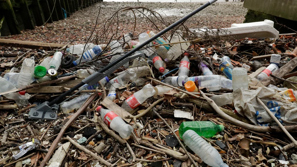 Plastflaskor uppspolade på en sandbank i London. Arkivbild.