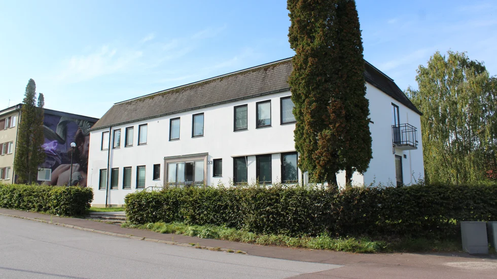 Ägaren till Edsbruks gamla kommnhus för en kamp för att få använda huset som bostad. Mark- och miljödomstolen har sagt nej.