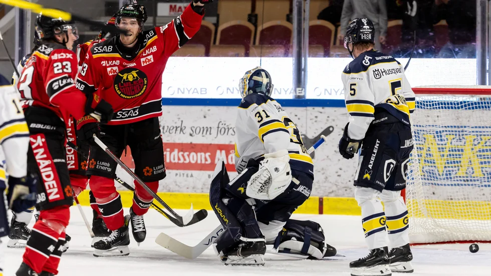 Jubel i Luleå Hockey efter Jesper Sellgrens mål som betydde 4–1 i den andra perioden.
