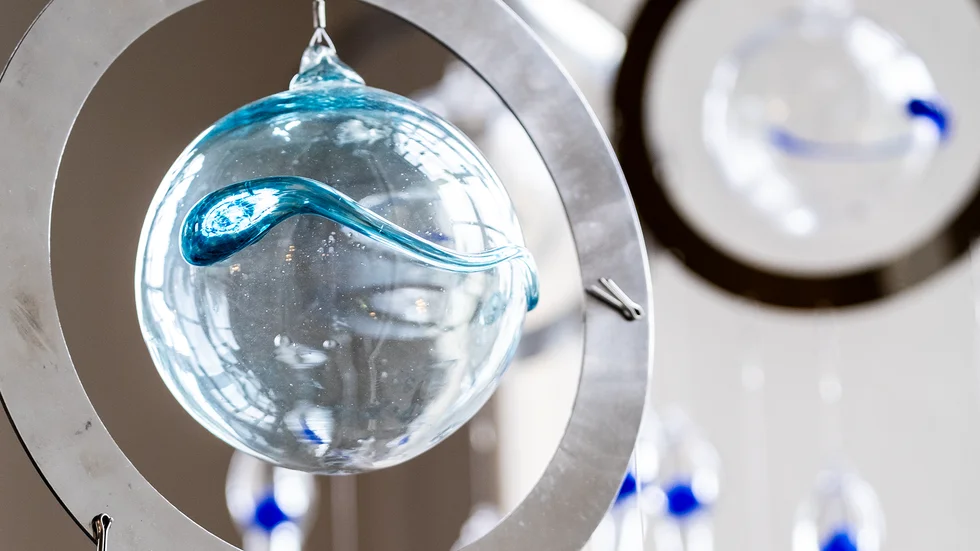 Fertilitetsforskaren Ulrik Kvist har designat ägg och spermier i kristallglas som tillverkas av Kastlösa Glashytta på Öland av hyttmästare Poul Jörgensen. 