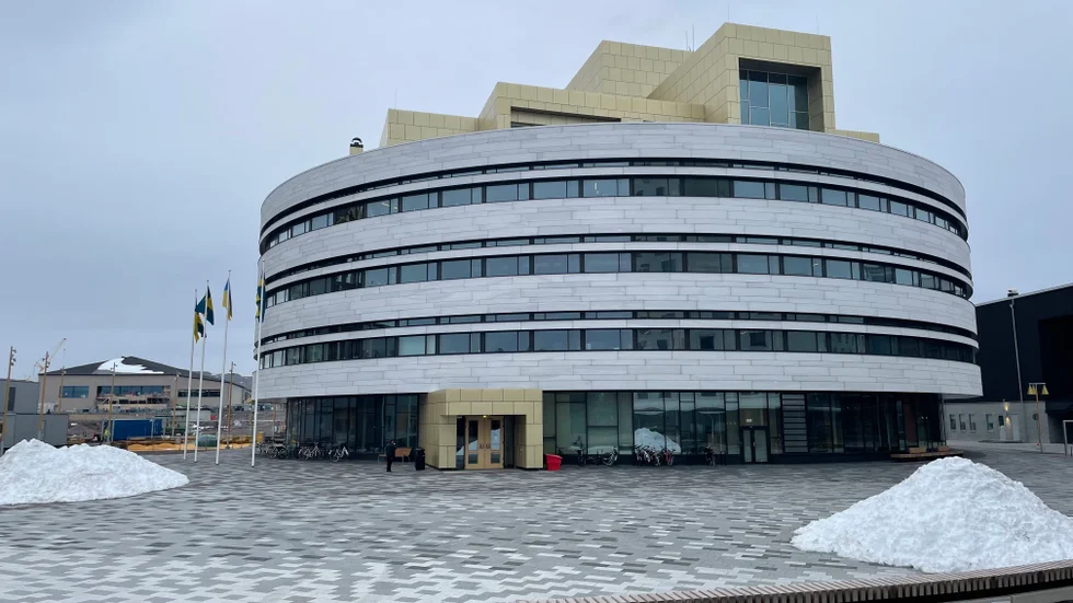 Kiruna stadshus, här inne funderar nu både tjänstemän och politiker på hur man ska lösa de ekonomiska utmaningarna.
