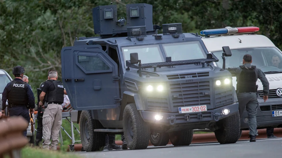 Kosovansk polis evakuerar en skadad person nära orten Banjska där en polis dödades vid ett bakhåll på söndagsmorgonen.