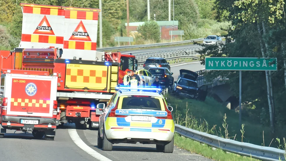 Olycksbilen blev stående på fel sida räcket väldigt nära Nyköpingsån efter kraschen.