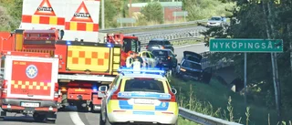 Trafikolycka på E4 i Nyköping – bil nära att hamna i ån