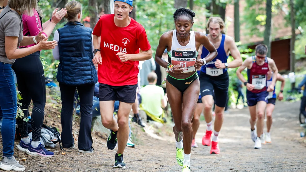 Sylvia Mmboga, Kenya, bland täten i damernas lopp i Lidingöloppet under lördagen. 