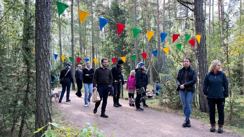 På lördag stod Naturum Tåkern värd för en av fyra deltävlingar i svenska mästerskapen i utomhusmatlagning med lokala råvaror lagade över öppen eld. Klockan 9.20 går starten för det första laget av fyra och de går sedan i mål 11.50 då de börjar presentera sina tre rätter för en jury. Vinnaren i SM koras sedan i maj 2024 på Billingen i Skövde. "Alla står här med samma förutsättningar, det är både professionella och amatörer som ska kunna mötas. Det kan vara en van kock som inte är van vid skogen eller en scout som inte är van vid köket. Man kan vara professionell på olika sätt", säger tävlingsledaren Sven Erik Larsson.