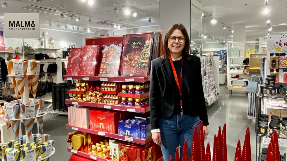 Jana Lundgren, varuhuschef på Åhléns i Eskilstuna välkomnar julen med öppna armar. 