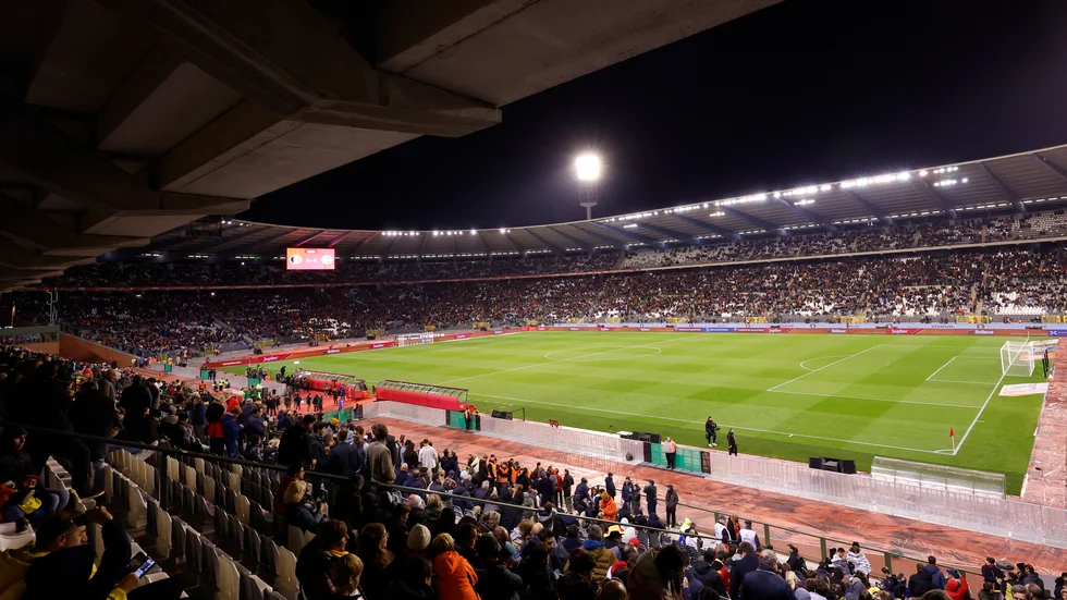 EM-kvalmatchen mellan Belgien och Sverige avbröts efter 45 minuter. Då var ställningen 1–1. Därefter fick publiken stanna kvar på arenan i flera timmar.