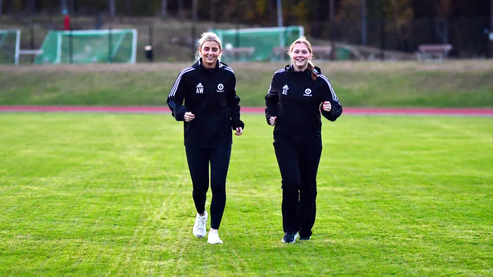 Alice Wendin (t v) och Alisia Englund var två av Tierps bästa spelare när laget avancerade till division II. Lagsammanhållningen är en av anledningarna till framgången.