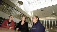 Kondom är ute, berättar Emelie Johansson, Christina Forsgren och Annie Henriksson. Foto: ANDERS LILJEGREN