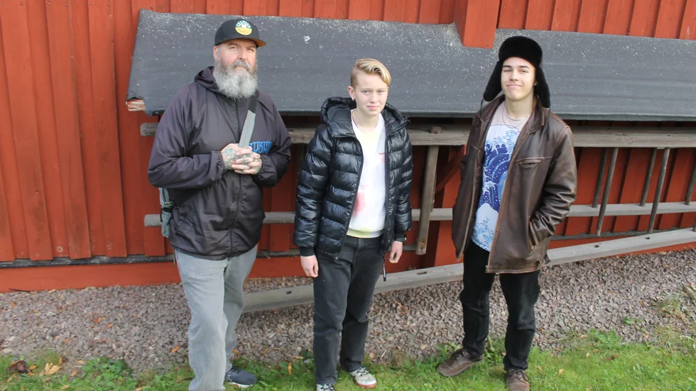 Christian "Boris" Sjöström Verbanac är ungdomscoach på KA Ungdom i Motala. De står tillsammans med Bostadsstiftelsen Platen bakom en cd med musikaliska Motalaungdomar. På bilden syns två av dem, Ellen med artistnamnet Reppe och Daniel med artistnamnet DanKind. "Jag är extremt stolt över det här resultatet och hur det låter", säger "Boris" om skivan.
