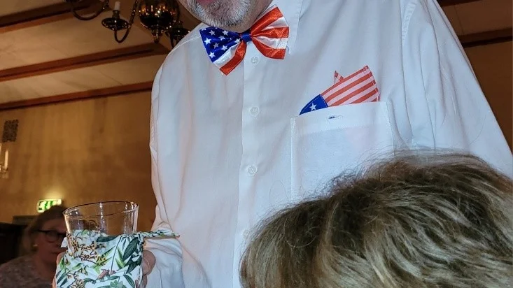Hasse fyller på vin till Birgitta.