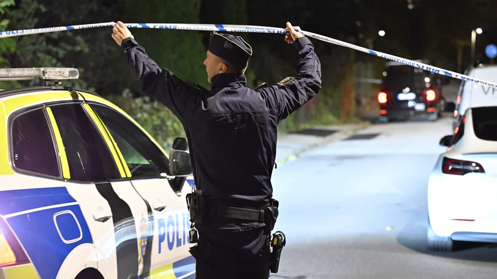 Polis, kriminaltekniker och specialsökhund på plats vid ett flerfamiljshus i Malmö på söndagsmorgonen efter en skottlossning mot en lägenhet.