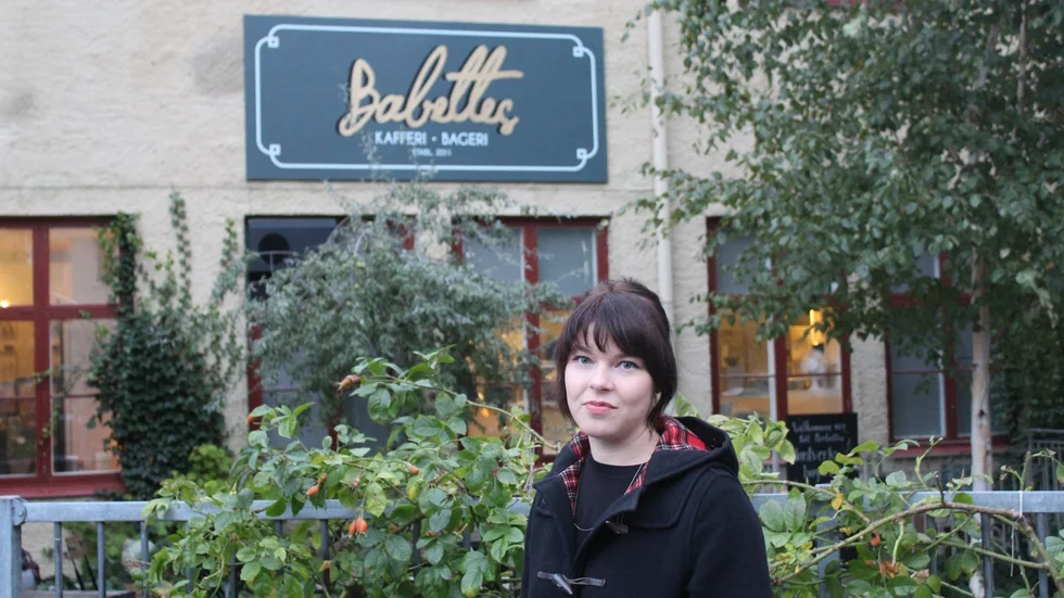 I tisdagskväll var Anna Brynhildsen tillbaka i hemstaden Linköping och på sin gamla arbetsplats Babettes kafferi för att berätta om sin nya bok "Vårt eget hala vatten". 