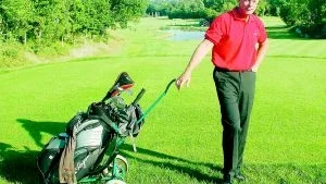 Tjusigt. Göran Lund, ordförande i golfklubbens bankommitté är stolt och glad över Loftahammars golfbana. Förutom klubbens egna spelare har banan gästats av 2500 gäster i år. Foto: Ingemar Peterson