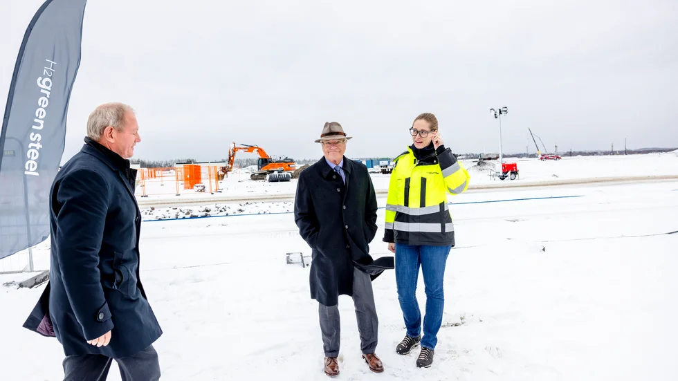 Vädret lämnade en del att önska på torsdagen, men Marcus Wallenberg och kung Carl Gustaf ställde ändå upp för att fotograferas.