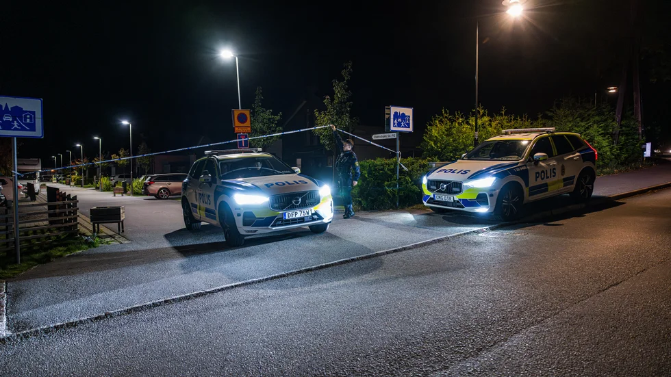 Poliser plats efter morden i en villa i Tullinge i Botkyrka söder om Stockholm den 13 oktober 2023.